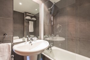 Apartment, 2 Schlafzimmer (5 pax) | Badezimmer | Badewanne, kostenlose Toilettenartikel, Haartrockner