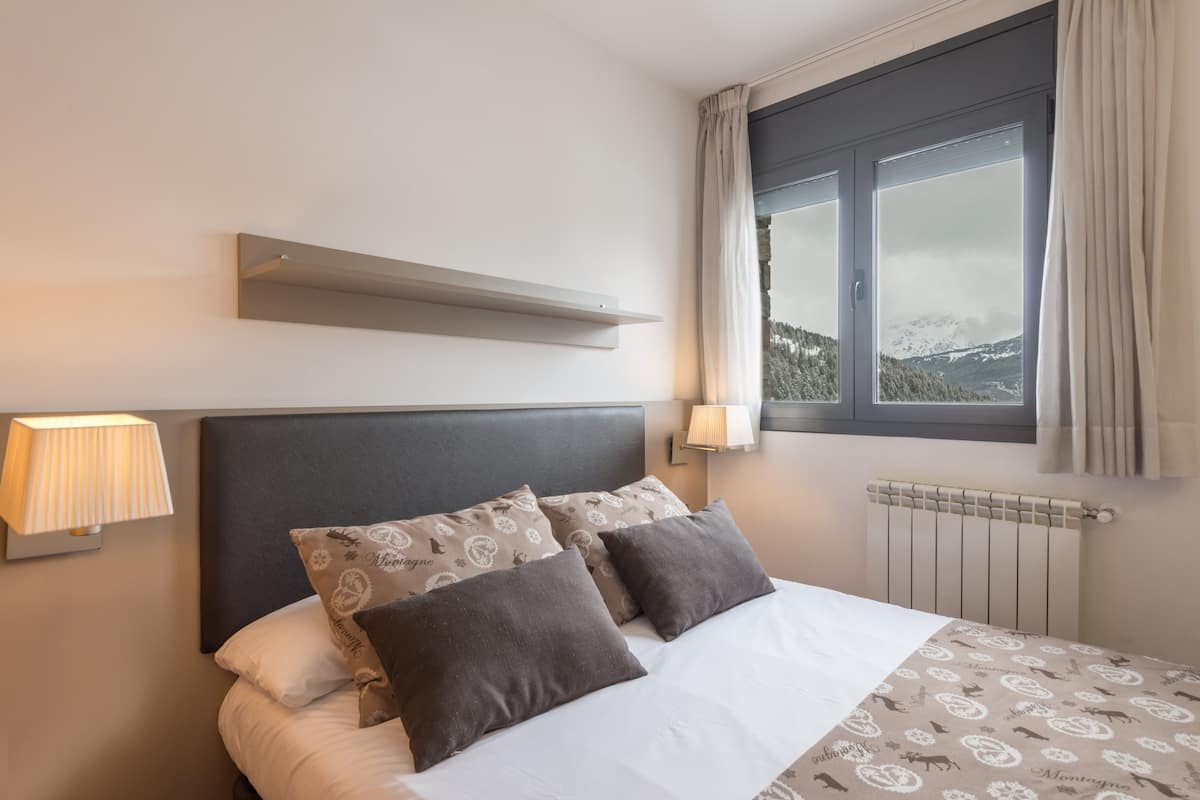 Cortinas opacas, tabla de planchar con plancha, cunas (de pago)