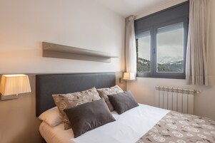 Cortinas blackout, tabla de planchar con plancha, cunas y wifi gratis 