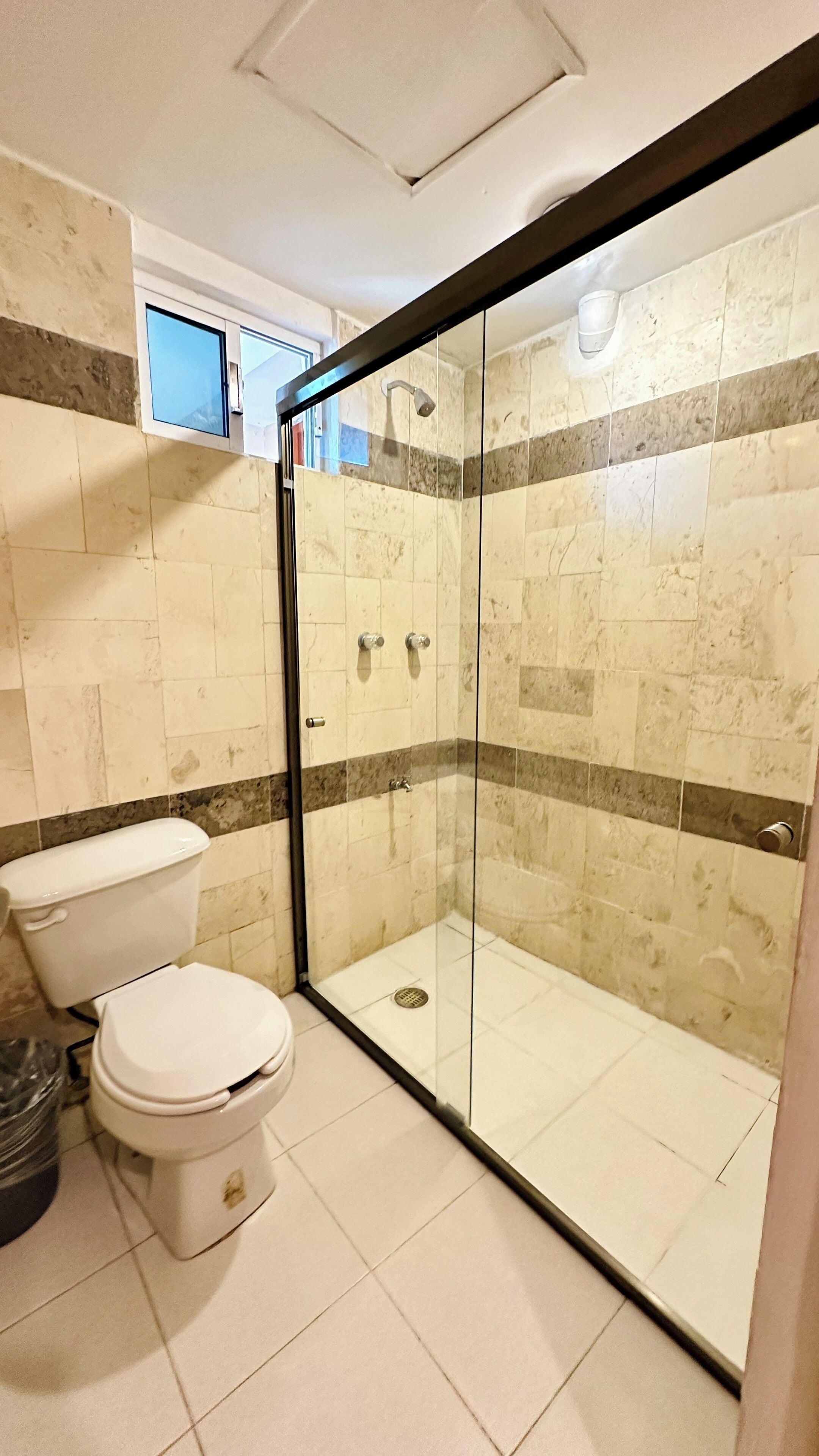 Habitació doble estàndard | Bany | Dutxa, capçal de dutxa tipus cascada i articles de tocador gratuïts 