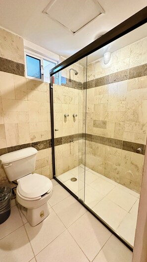 Standard dubbelrum | Badrum | Dusch, regndusch, gratis toalettartiklar och handdukar