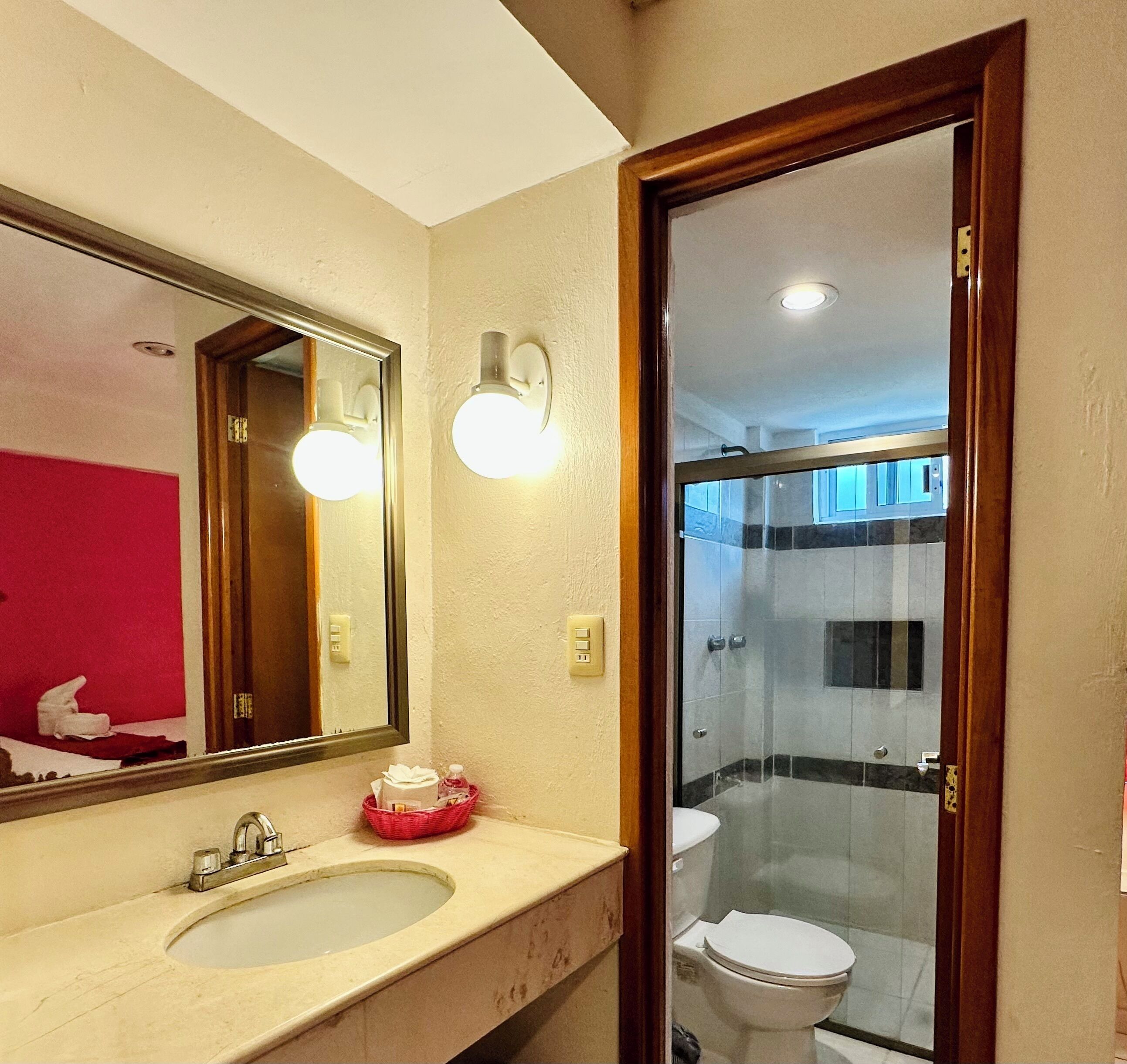 Standard Room, 1 Queen Bed, Air conditioning | Bathroom | Shower, rainfall showerhead, free toiletries, towels