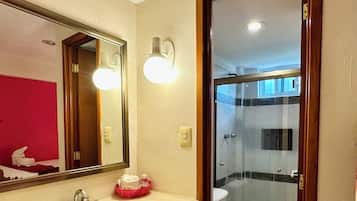 Standard-huone, 1 keskisuuri parisänky, ilmastointi | Kylpyhuone | Suihku, sadesuihkupää, ilmaiset hygieniatuotteet, pyyhkeet