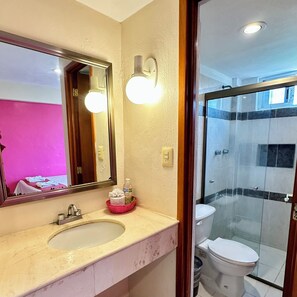 標準客房, 1 張加大雙人床, 空調 | 浴室 | 淋浴設備、雨淋花灑、免費梳洗用品、提供毛巾