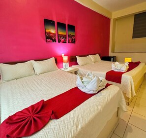 Cubrecamas, cortinas blackout y tabla de planchar con plancha