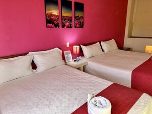 Cubrecamas, cortinas blackout y tabla de planchar con plancha