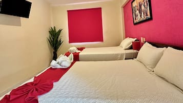 Habitación triple estándar | Edredón, cortinas blackout, wifi gratis y ropa de cama