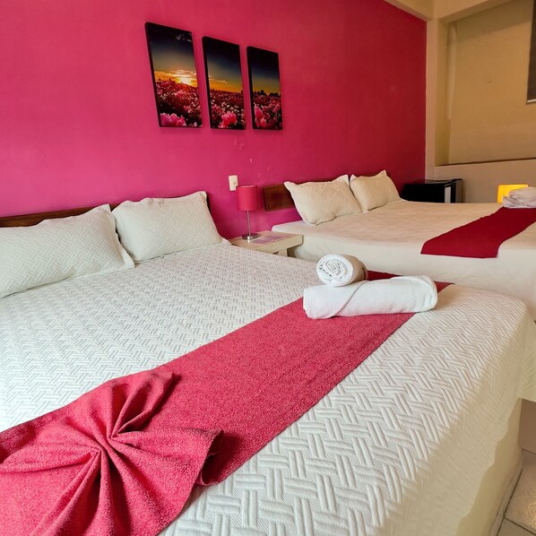 Cubrecamas, cortinas blackout y tabla de planchar con plancha