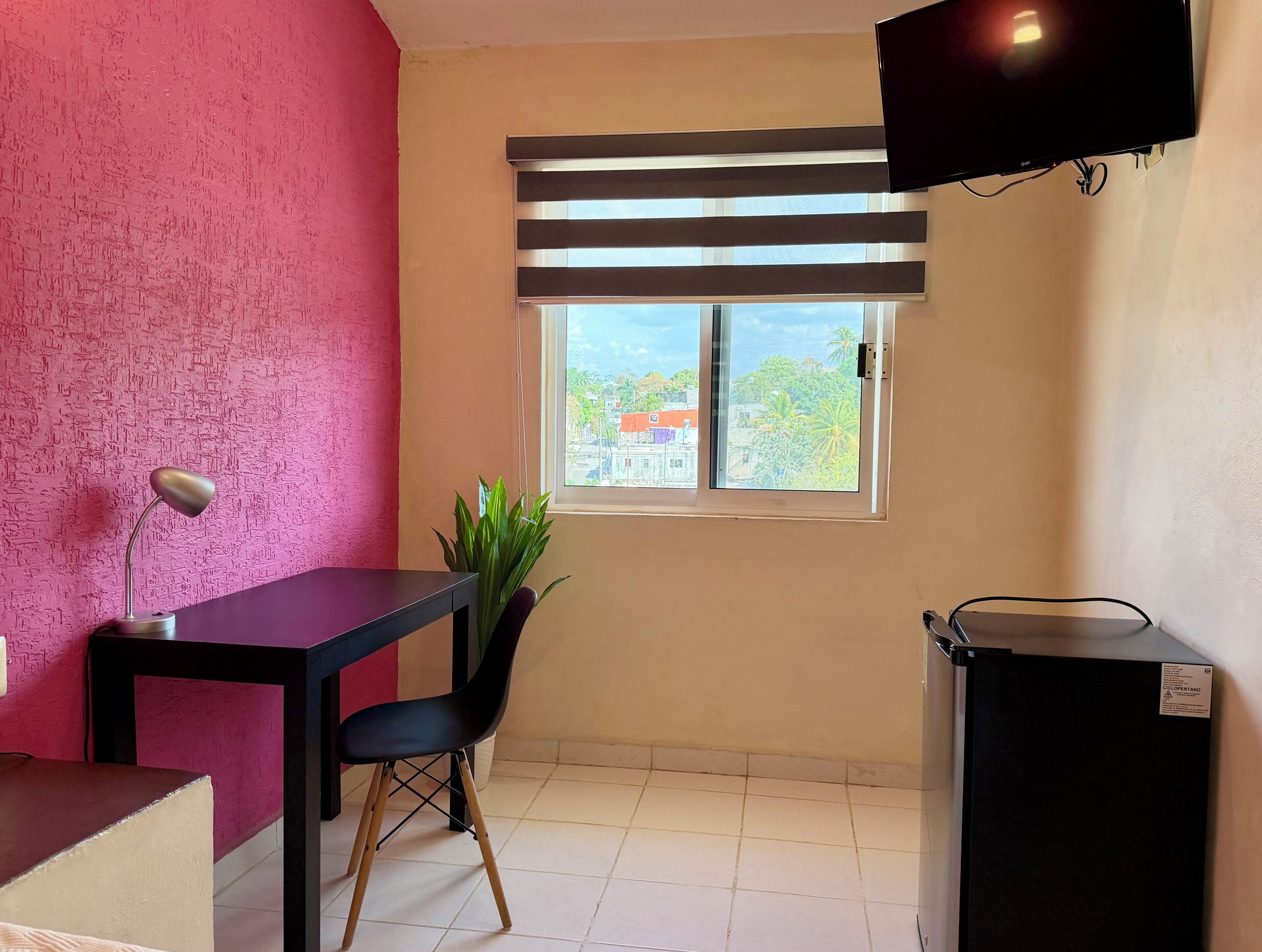 Executive Room, 1 King Bed, Air conditioning | Living area | 32-inch LED TV with cable channels
