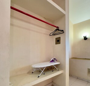 Studio Standar | Selimut bulu angsa, tirai kedap cahaya, Wi-Fi gratis, dan seprai linen