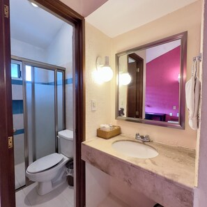 Studio Standard | Salle de bain | Douche, douche à « effet pluie », articles de toilette gratuits