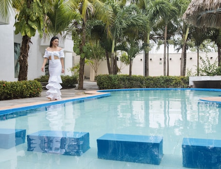 Outdoor pool. Paraiso Seyba Hotel