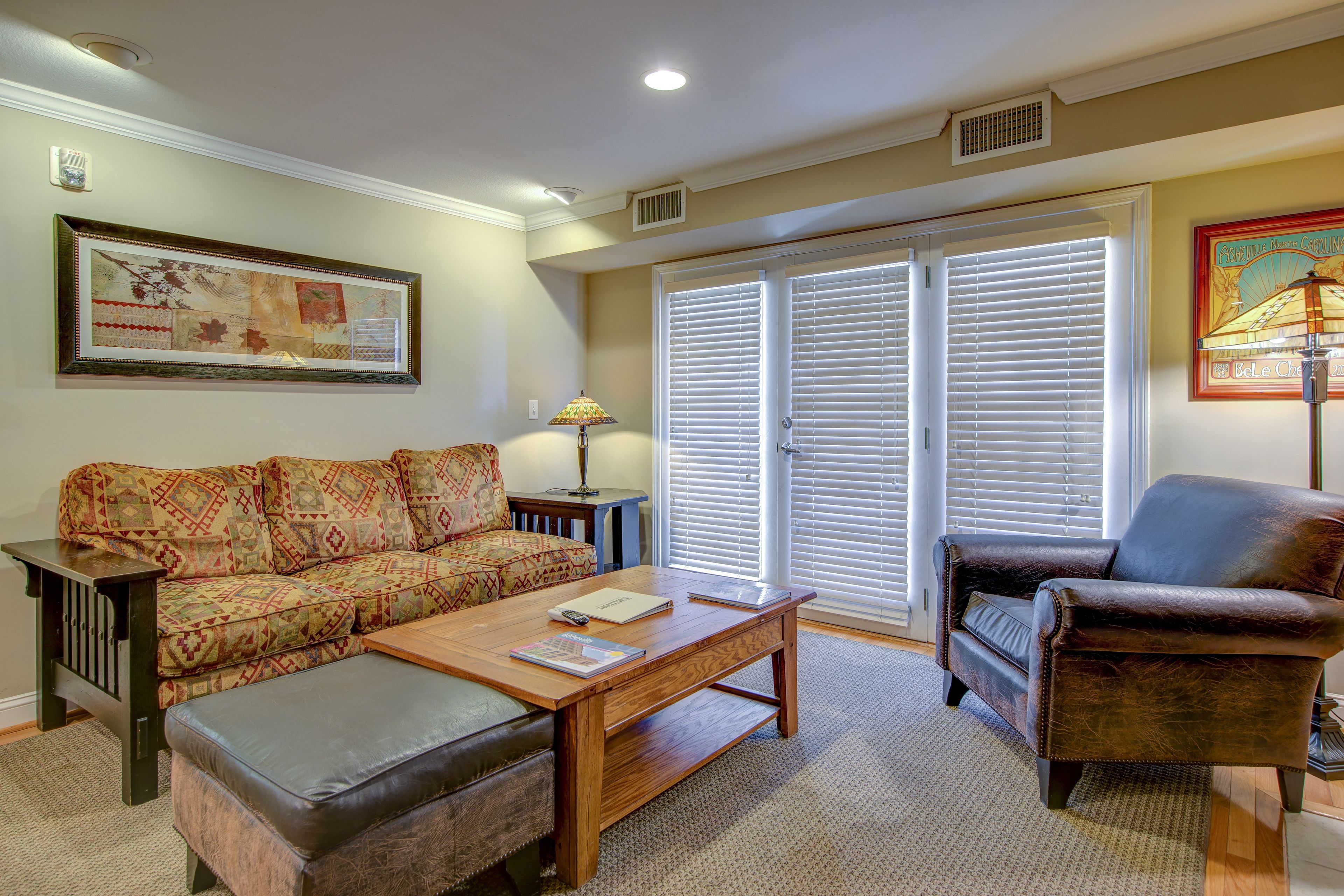 suite, 1 bedroom | living area | flat-screen tv