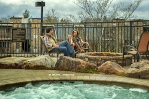 Outdoor spa tub - The Residences at Biltmore (Asheville)