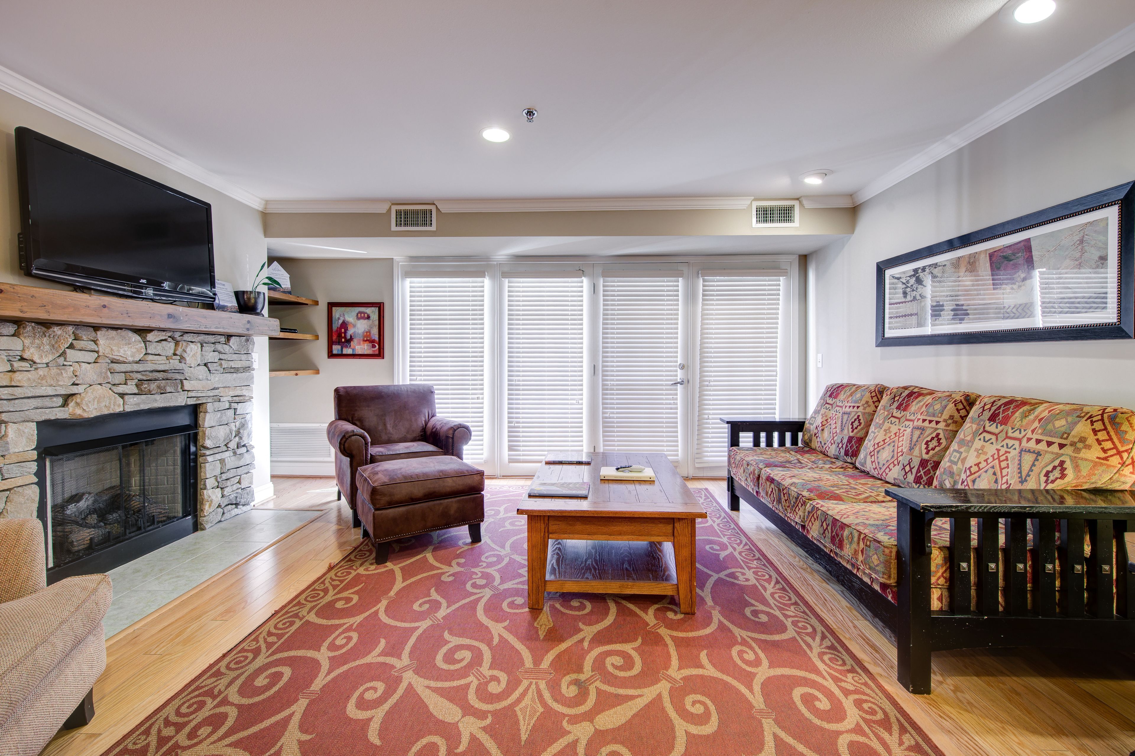 signature suite, 2 bedrooms | living area | flat-screen tv