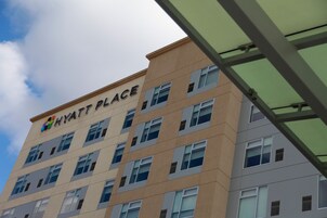 Un edificio de varios pisos con el letrero "HYATT PLACE" en la parte superior.