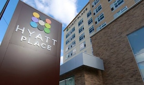 A building with a sign that reads "HYATT PLACE".