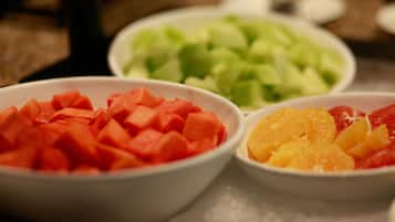 Tres tazones con fruta cortada sobre una mesa.