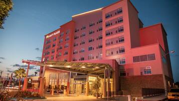 Facciata della struttura - sera/notte