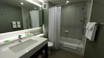 Une salle de bain moderne avec un lavabo, des toilettes et une baignoire.