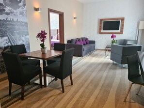 Suite | Hochwertige Bettwaren, Zimmersafe, Schreibtisch, schallisolierte Zimmer