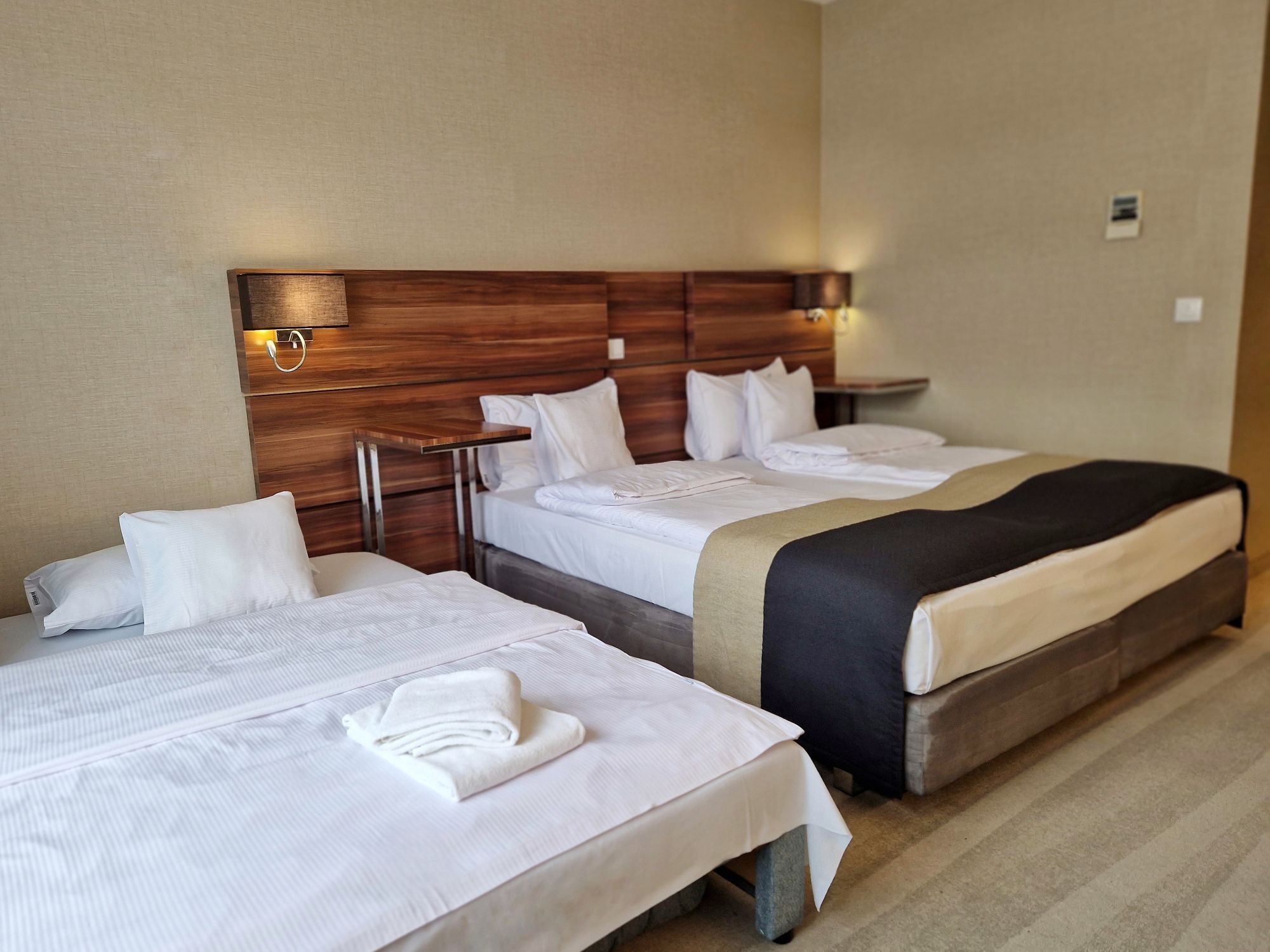 Perhehuone | Ylelliset vuodevaatteet, tallelokero huoneessa, työpöytä, äänieristys