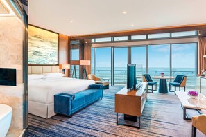 Club suite, 1 slaapkamer, uitzicht op zee | Luxe beddengoed, een minibar, een kluis op de kamer, een bureau