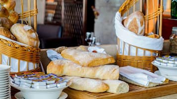 Se ofrece un desayuno bufé todos los días (por un coste adicional)