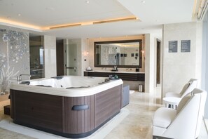 Een bad/douchecombinatie, gratis toiletartikelen, een haardroger