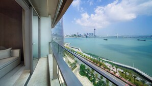 A balcony with a view of a river, a tower, and a bridge. - Sheraton Zhuhai Hotel (Zhuhai)