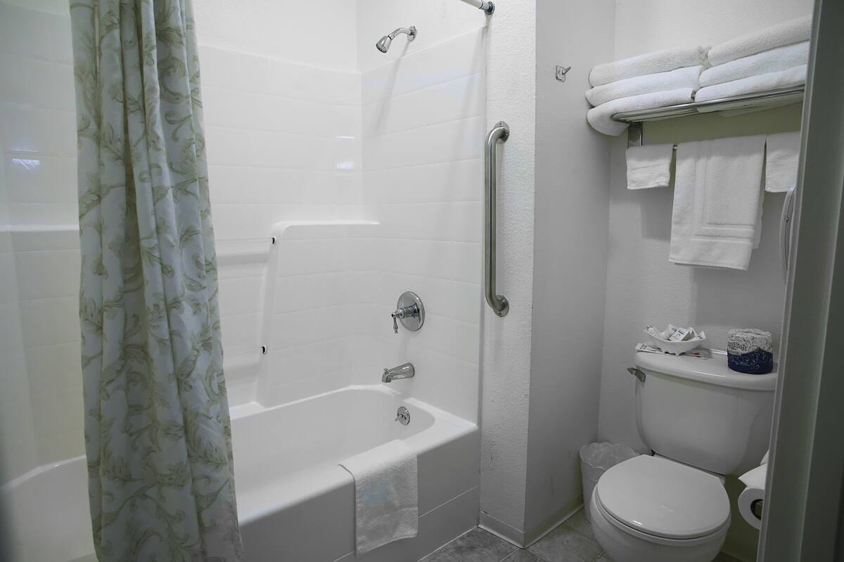 combined shower/bathtub, free toiletries, towels