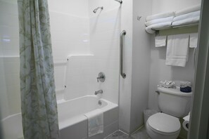 Combined shower/tub, free toiletries, towels - Lighthouse Inn (Crescent City)