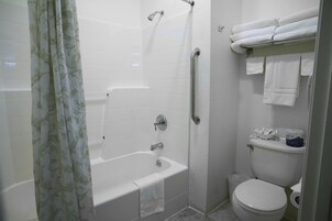 Bañera con ducha, artículos de tocador gratuitos, toallas