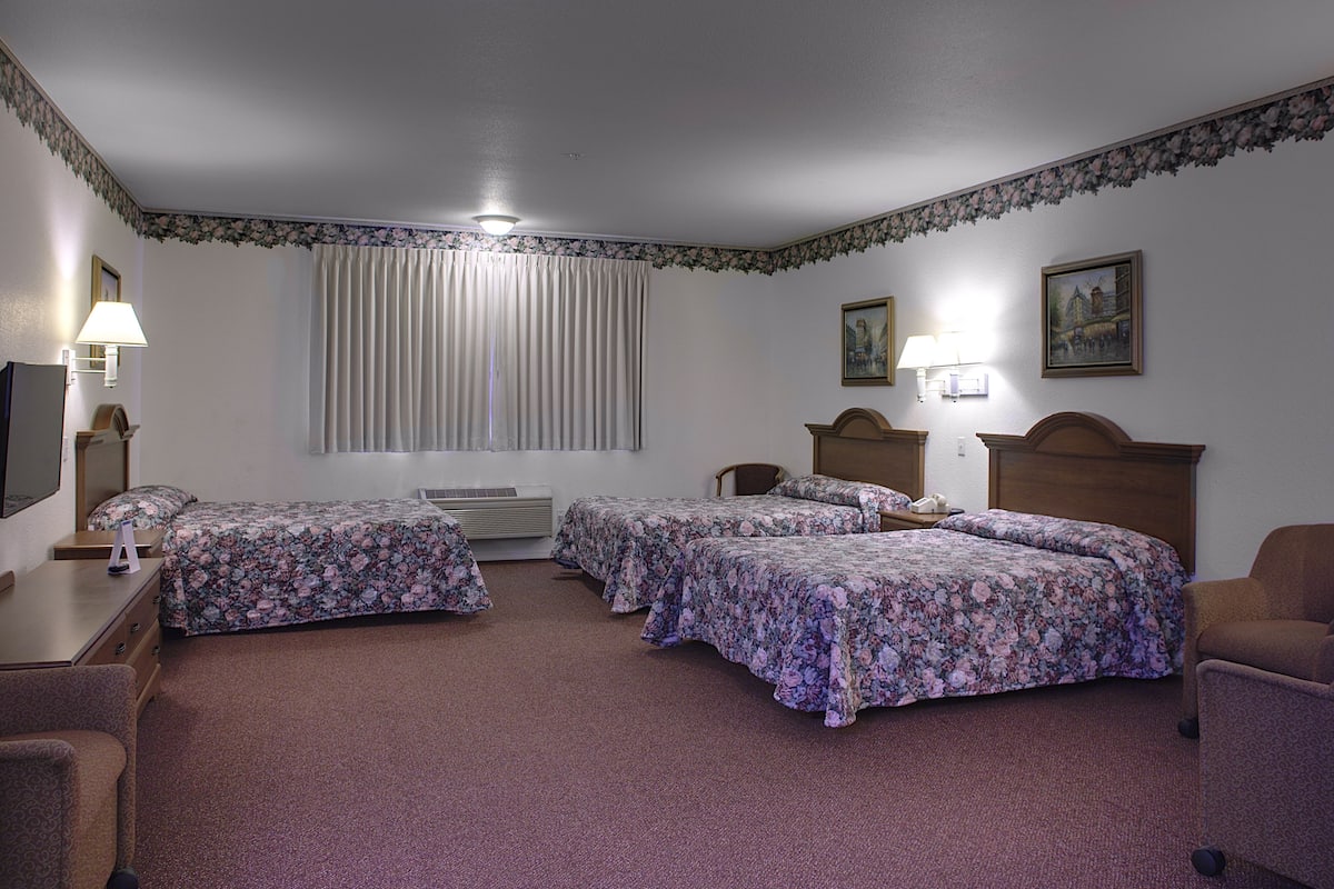 room, refrigerator & microwave | 2 bedrooms, iron/ironing board, free wifi, bed sheets