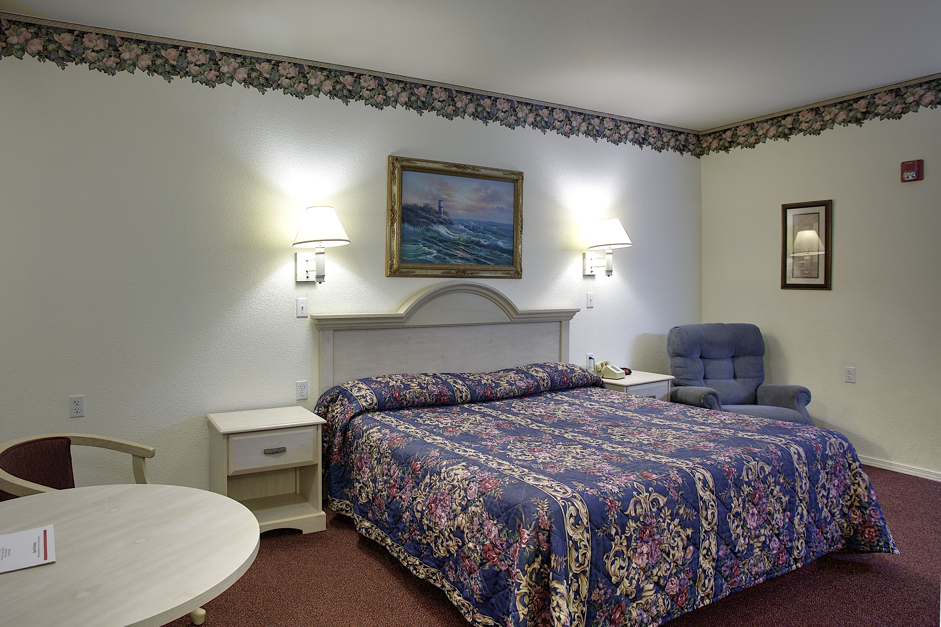 标准房, 1 张特大床, 冰箱和微波炉 | 熨斗/熨衣板、免费 WiFi、床单