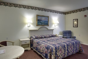 Habitación estándar, 1 cama King size, refrigerador y microondas | Tabla de planchar con plancha, wifi gratis y ropa de cama