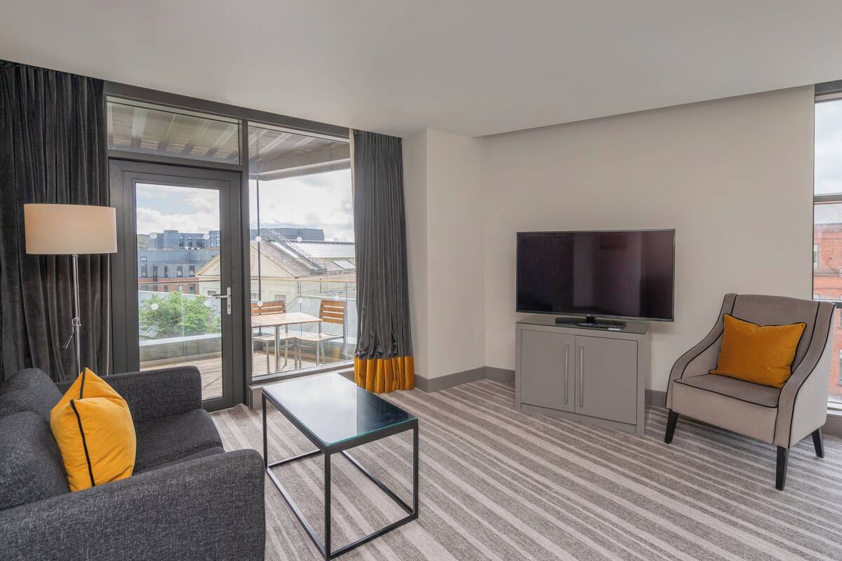 1 king junior suite lounge access | 1 bedroom, egyptian cotton sheets, premium bedding, minibar