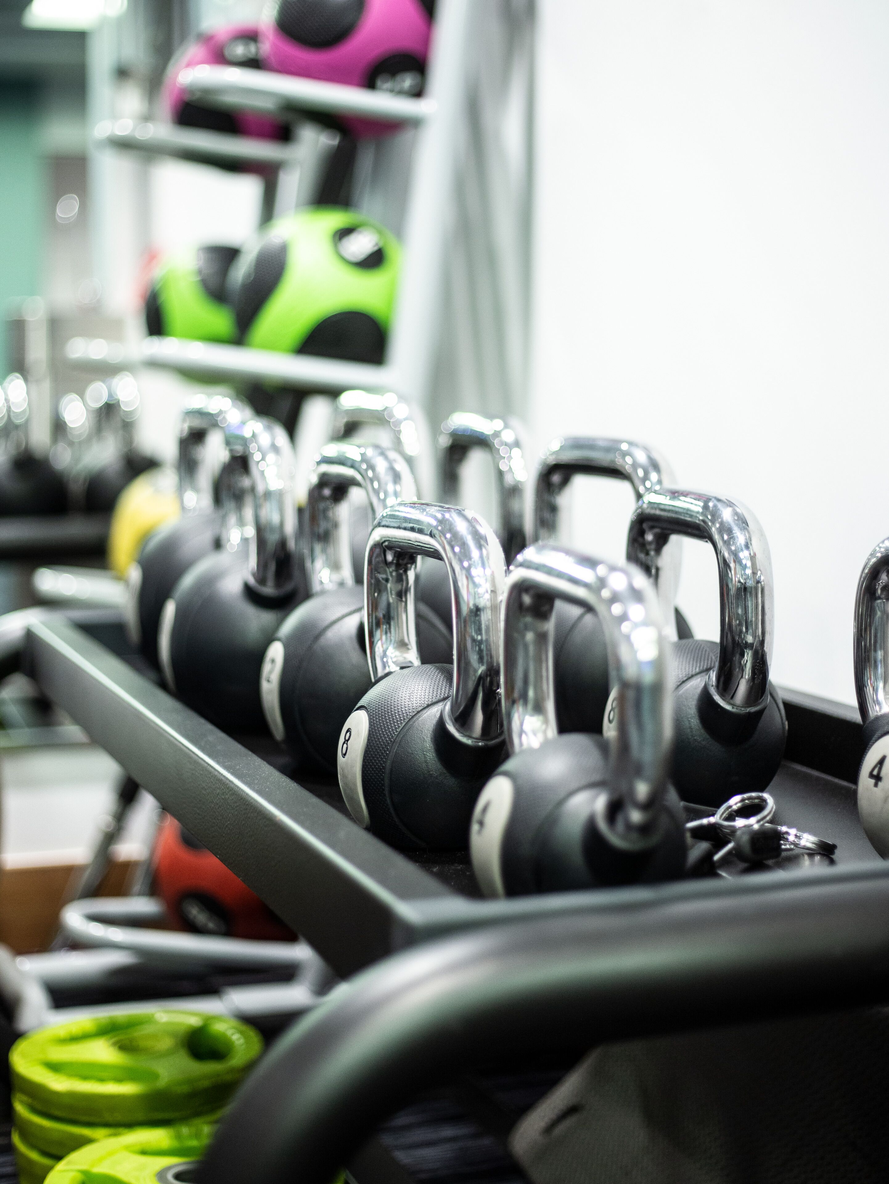 Une rangée de haltères dans une salle de sport.