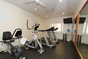 A fitness center with treadmills, an elliptical, and a stationary bike. - Holiday Inn Huatulco by IHG (Santa María Huatulco)