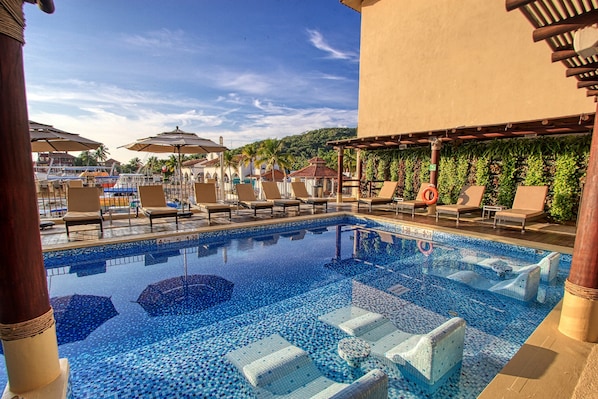 Outdoor pool, sun loungers - Holiday Inn Huatulco by IHG (Santa María Huatulco)