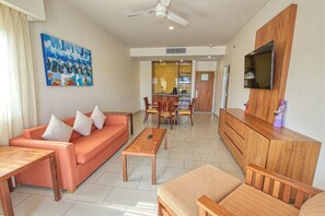 A modern living room with a sofa, coffee table, and TV. - Holiday Inn Huatulco by IHG (Santa María Huatulco)