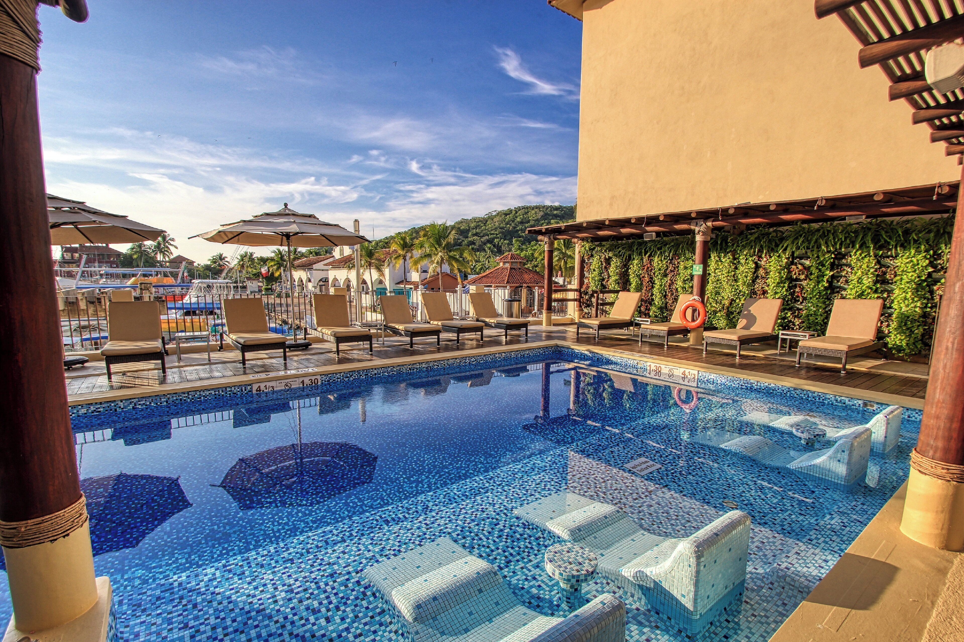 Piscine extérieure, chaises longues