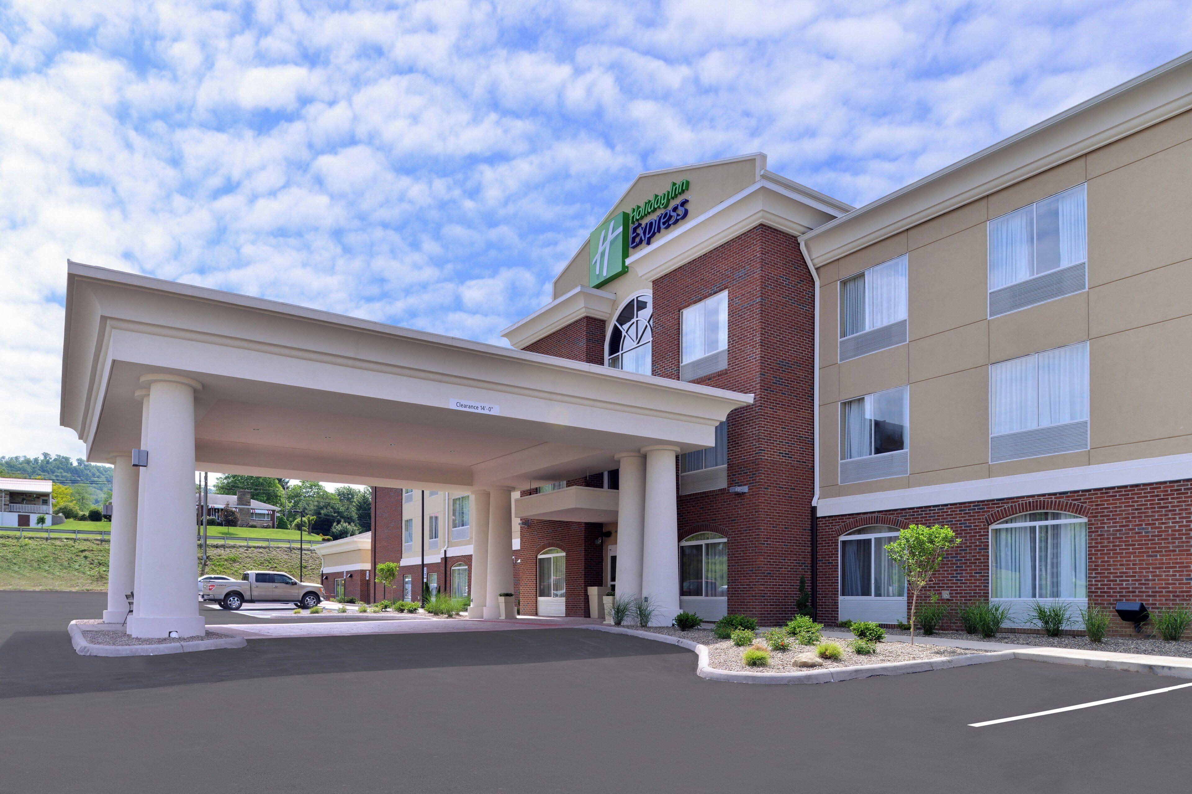 Edificio Holiday Inn Express con entrada cubierta y aparcamiento.