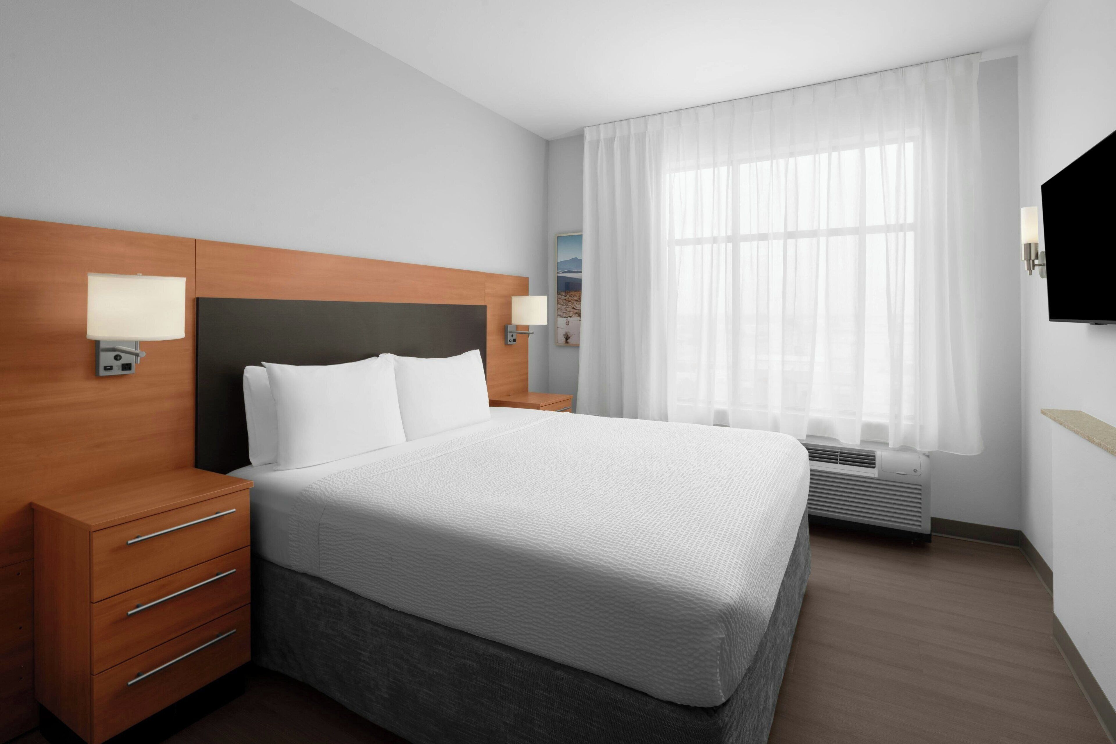 Espacio para trabajar con laptop y cortinas blackout 