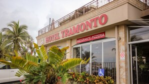 A hotel named "HOTEL TRAMONTO" with a restaurant and pizza sign. - Hotel Tramonto (Jacó)
