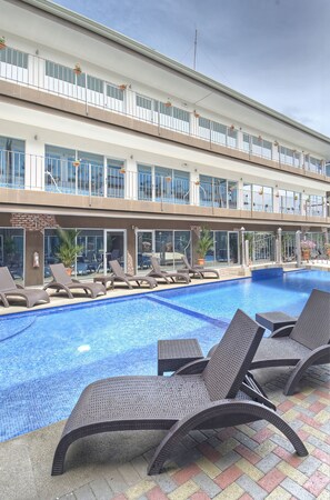 Utendørsbasseng og solsenger