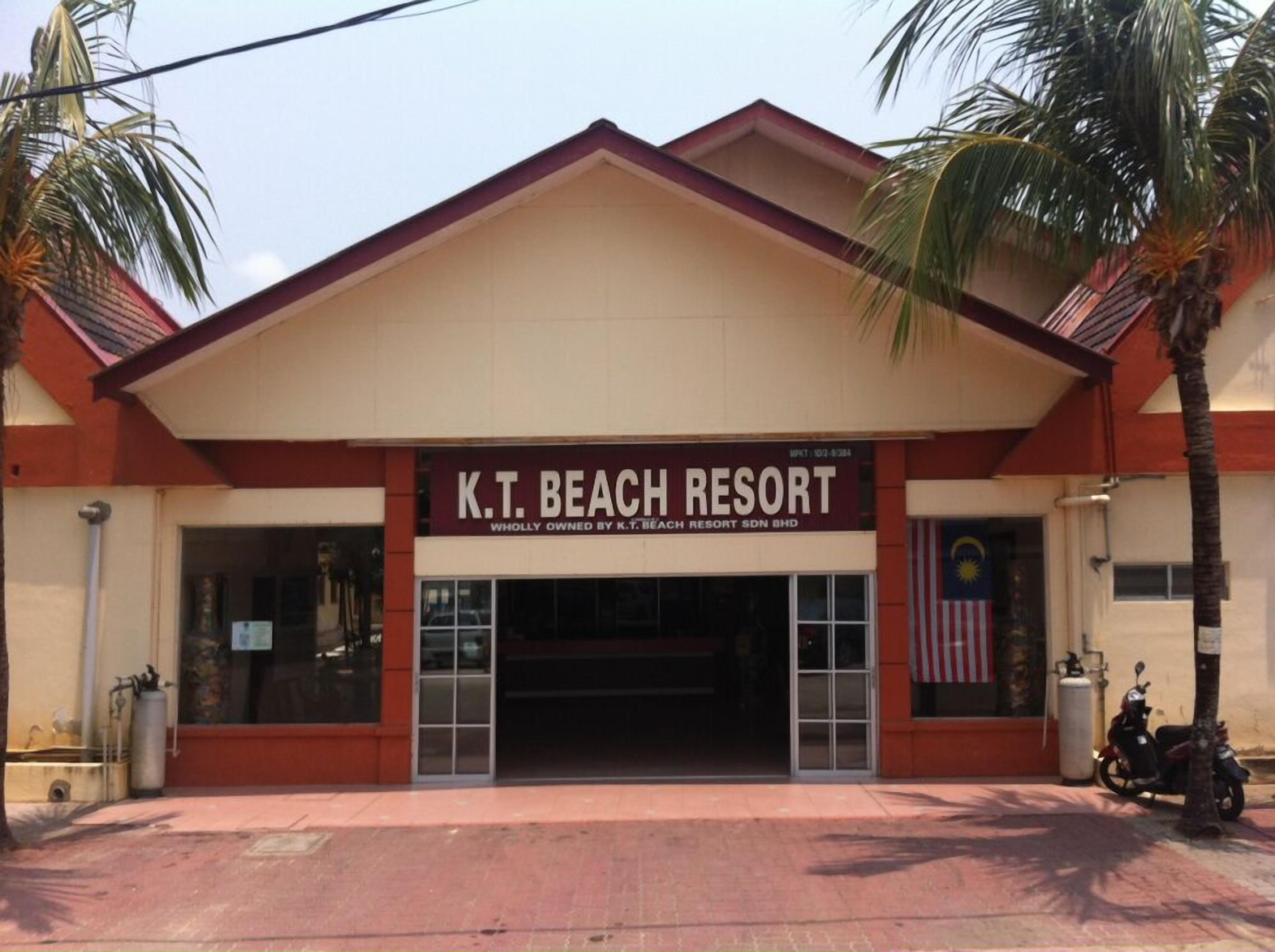 La entrada al K.T. Beach Resort, con un cartel que indica que pertenece a K.T. Beach Resort SDN BHD.
