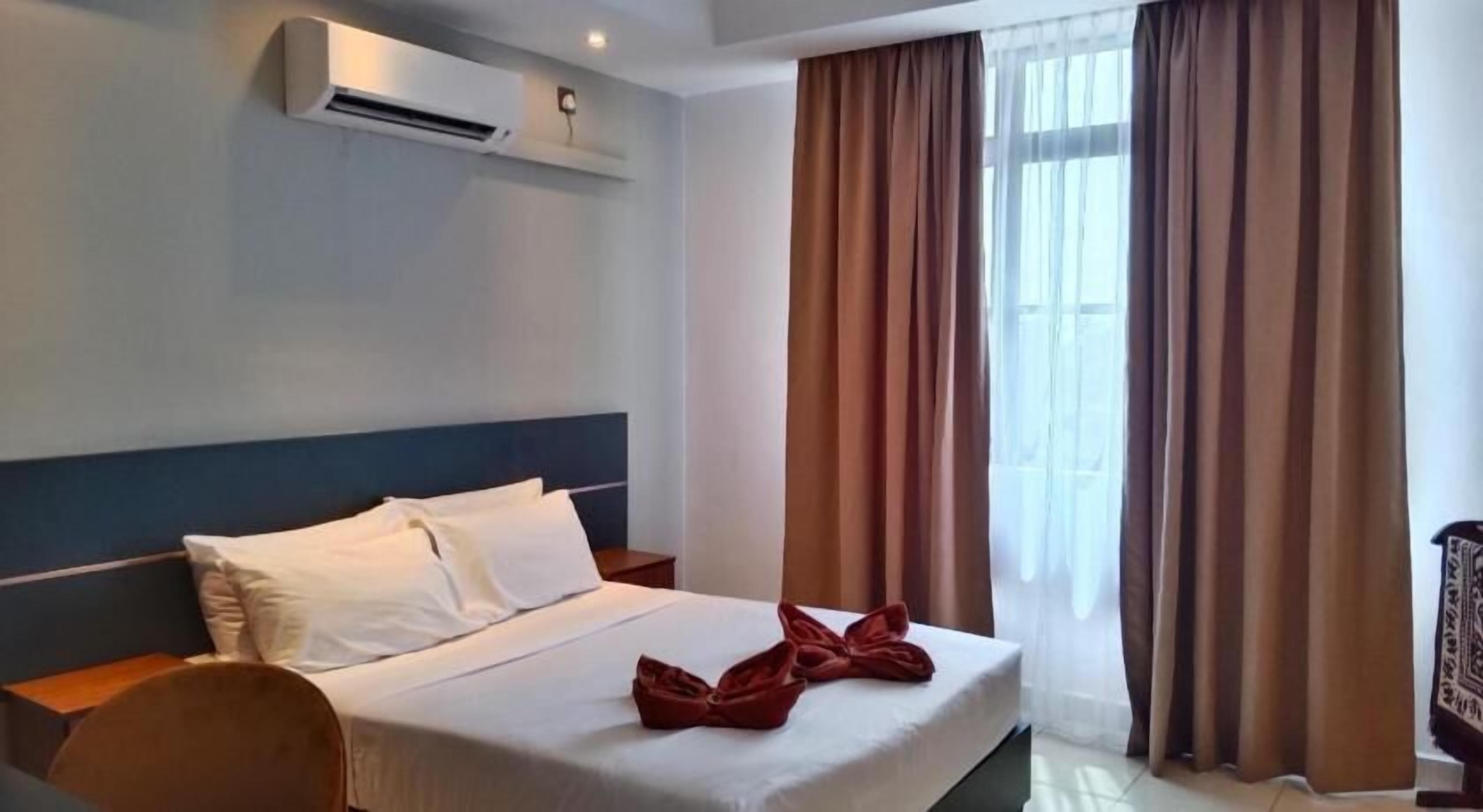 Escritorio, tabla de planchar con plancha, wifi gratis y ropa de cama 