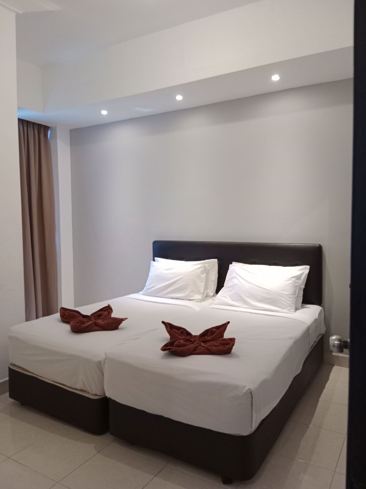 Escritorio, tabla de planchar con plancha, wifi gratis y ropa de cama 