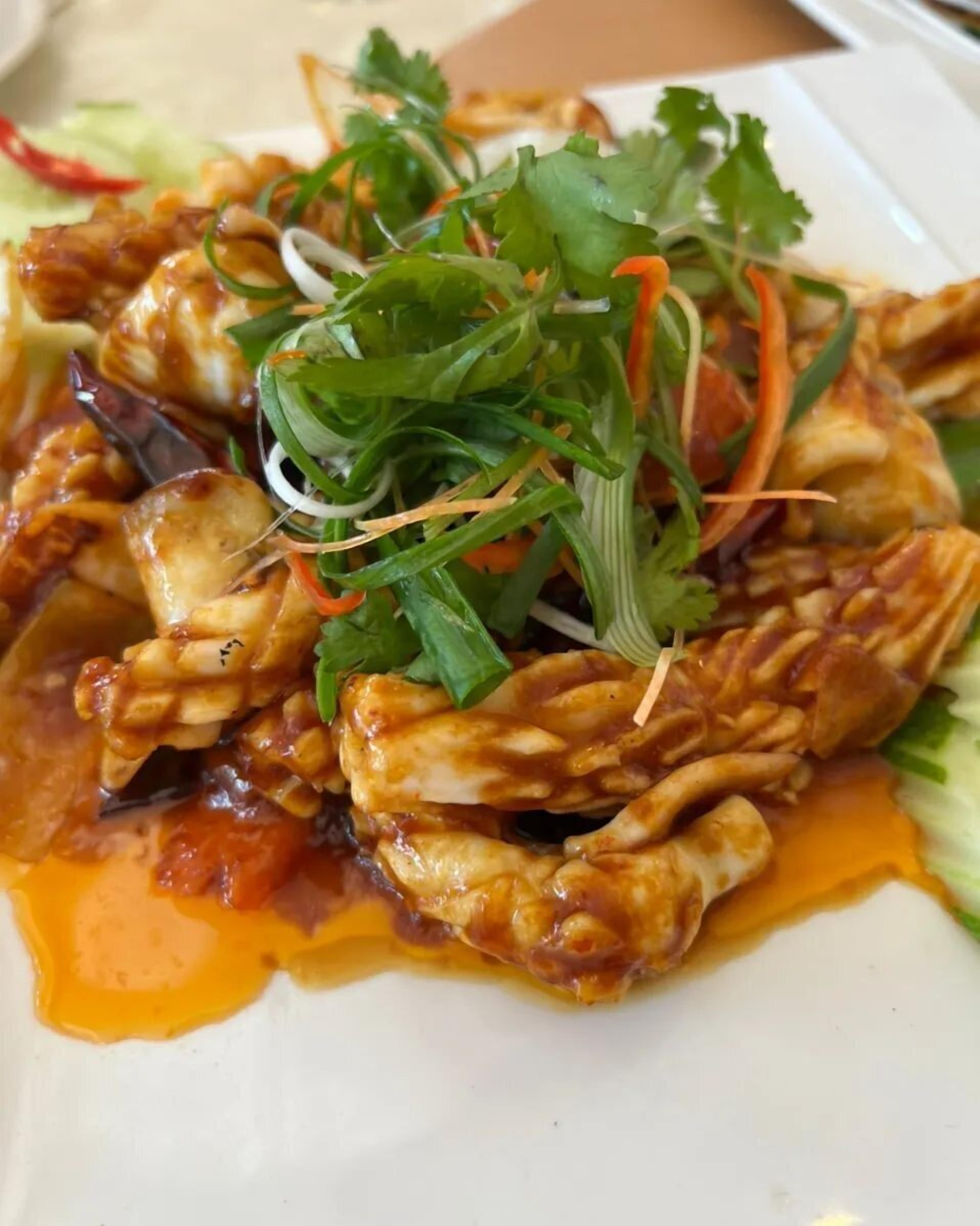 Prato com frango, legumes e molho.